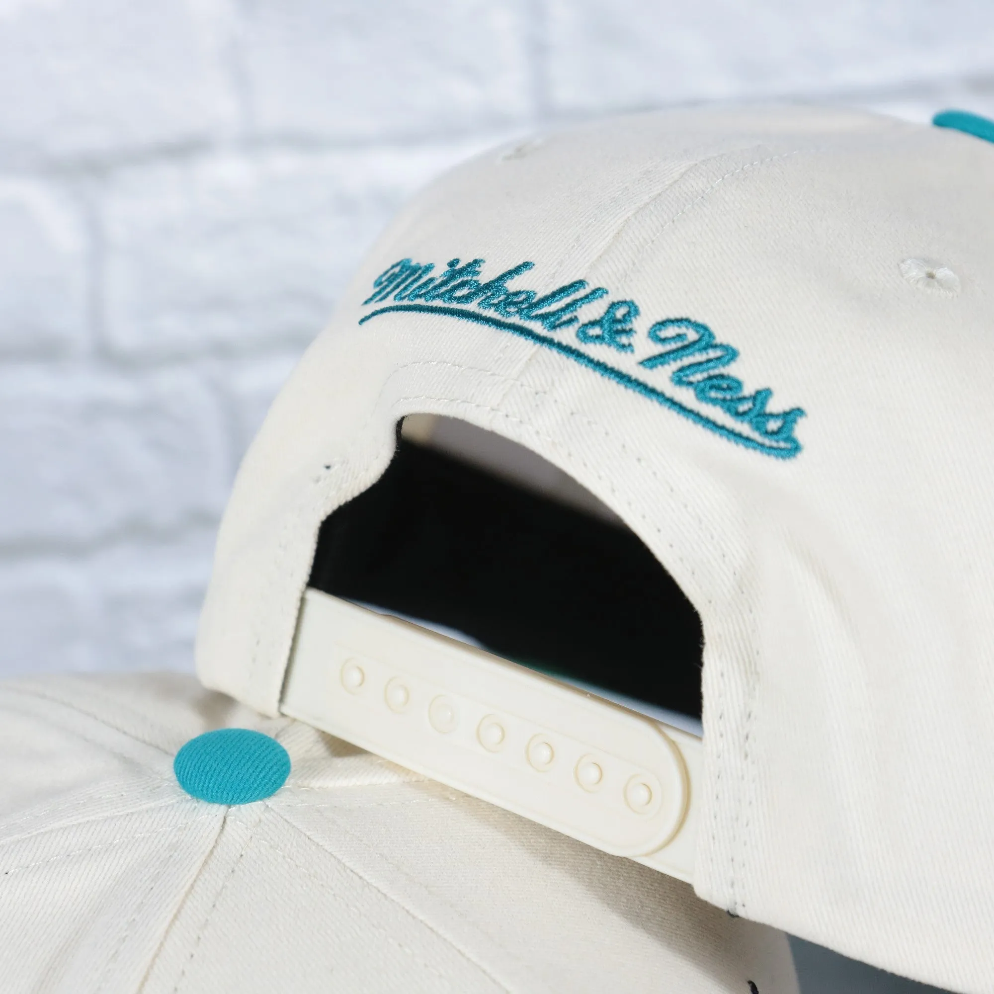 Charlotte Hornets Hardwood Classics Reframe Retro Green bottom | Off-White Snapback Hat