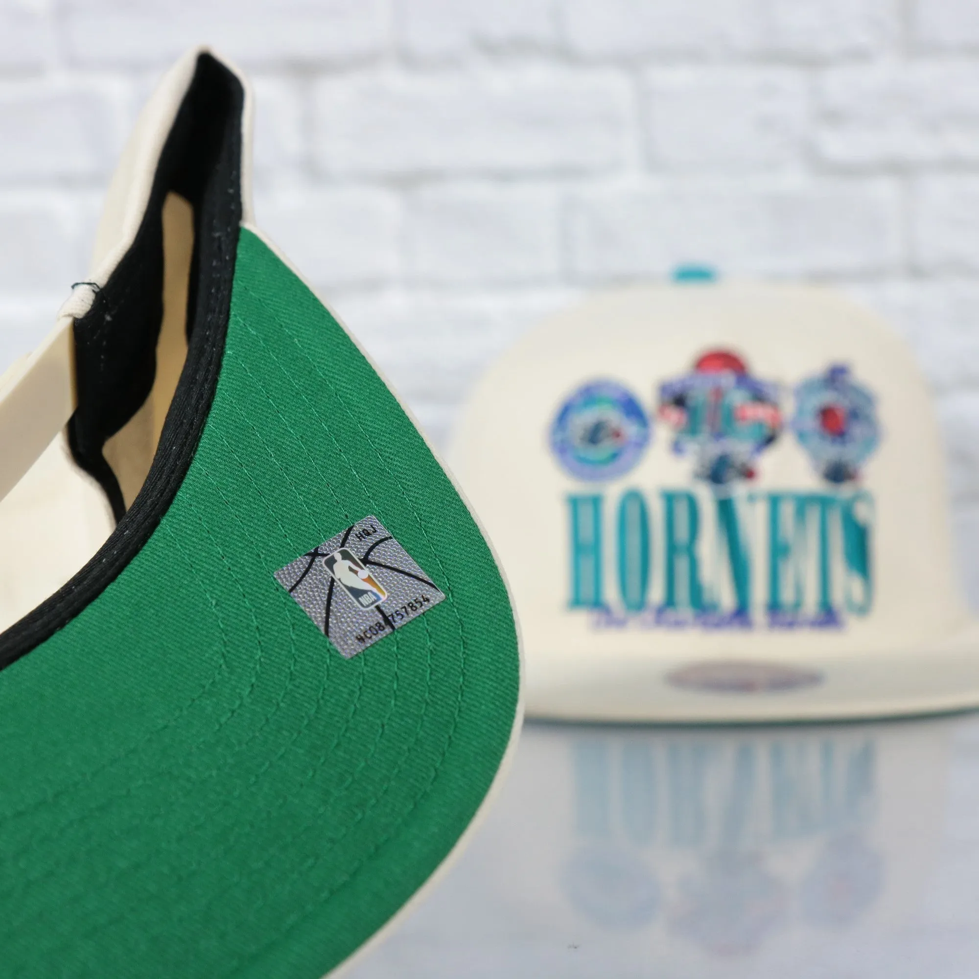 Charlotte Hornets Hardwood Classics Reframe Retro Green bottom | Off-White Snapback Hat